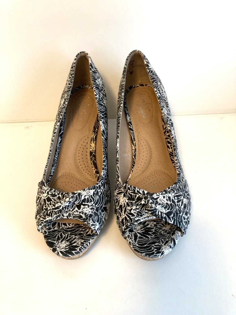 Dexflex Comfort Black & White Peep Toe Wedge Pumps/ Size 7.5W/ Cushioned Insoles